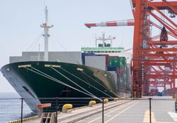 港の貨物と船の写真